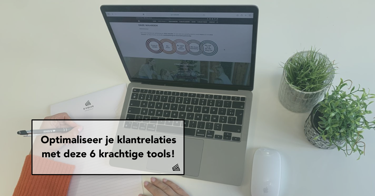 Afbeelding van een laptop met de E-Volve website openstaan met de tekst 'Optimaliseer je klantrelaties met deze 6 krachtige tools!'